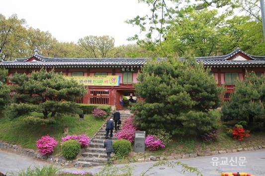 아름답고 장대한 안성향교 풍화루